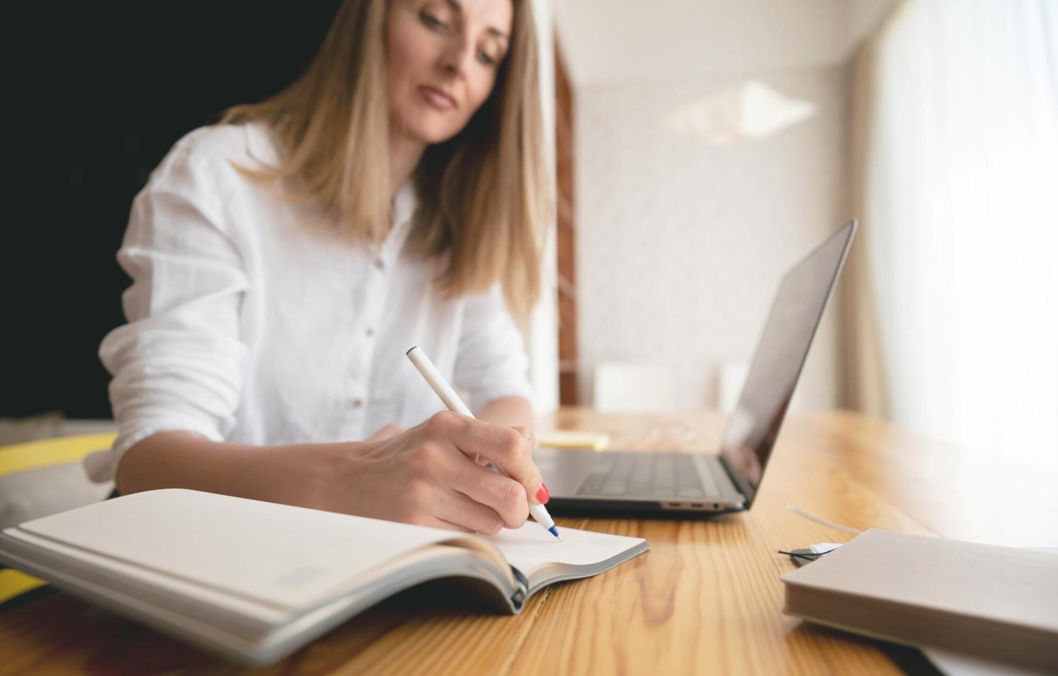 Team bei der Analyse von Betrugsfällen