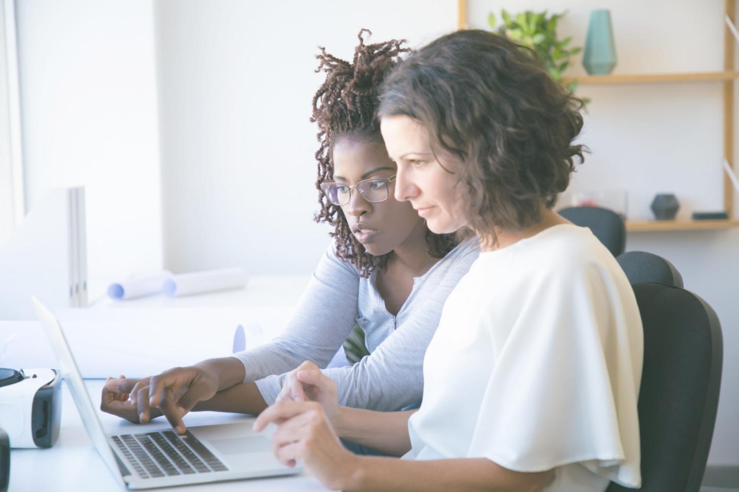 Studierende bei einer Beratung