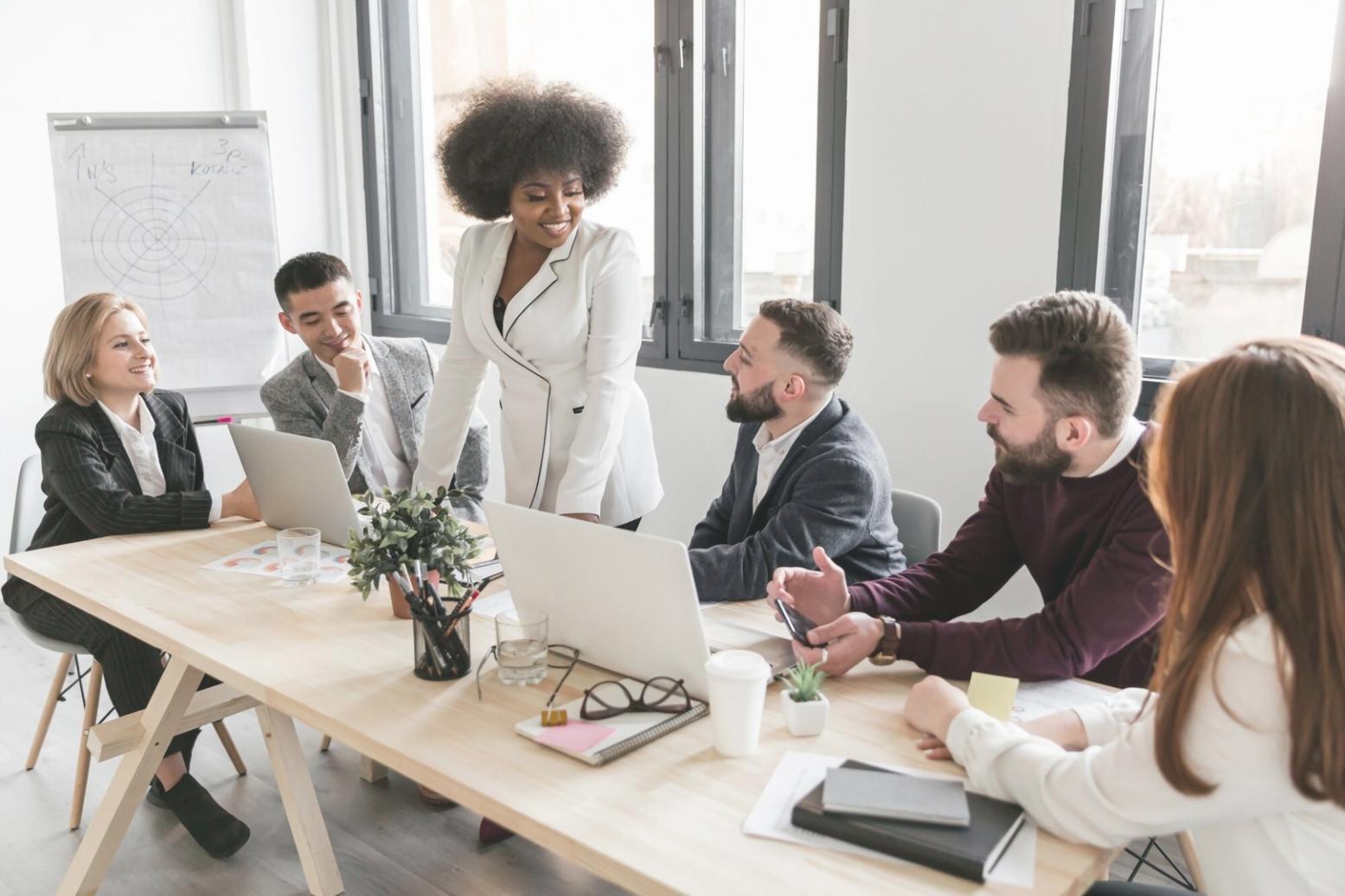 Modernes Dashboard zur Betrugserkennung mit Echtzeit-Analyse auf mehreren Bildschirmen